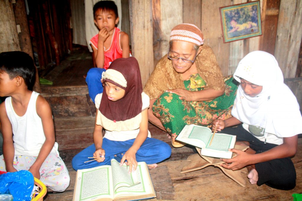 4-inah-teaching-children-to-read-the-koran-1